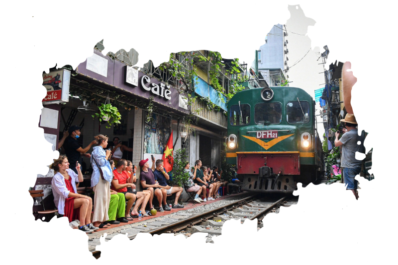 A unique type of tourism that is somewhat dangerous about Hanoi train street